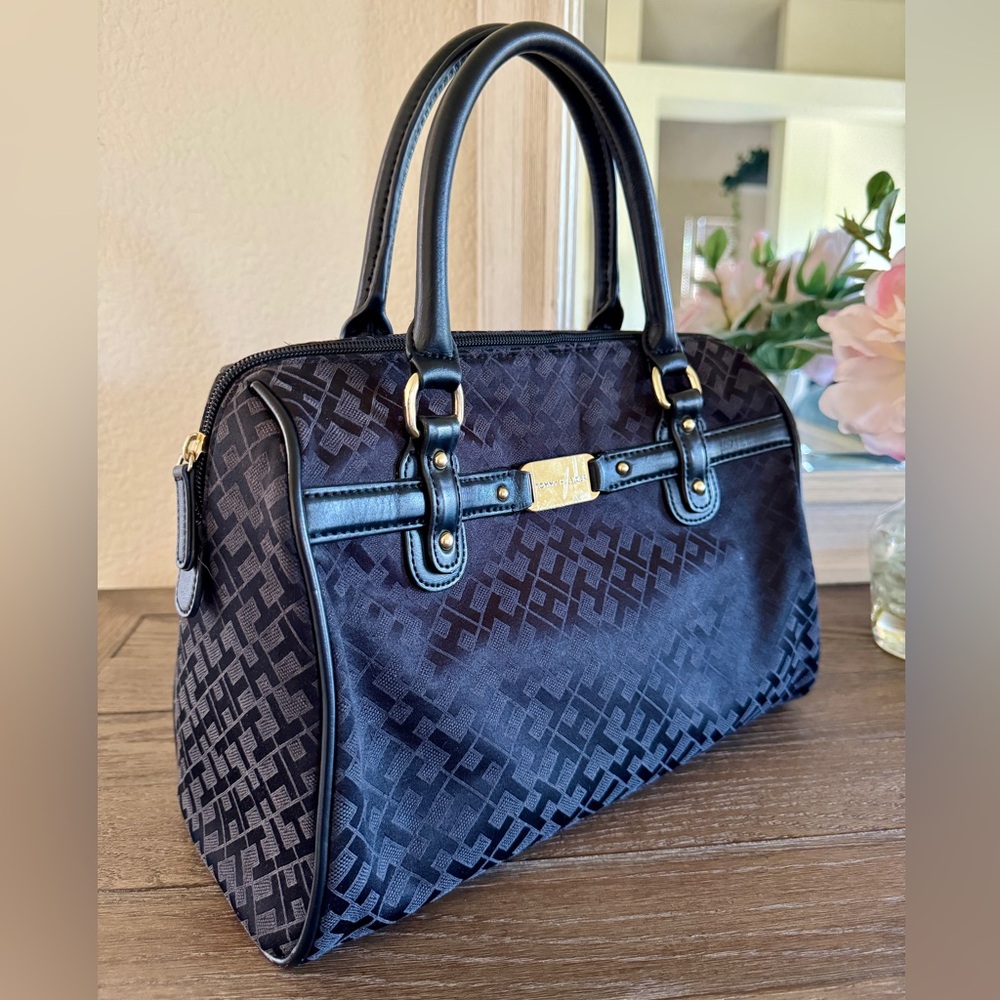 TOMMY HILFIGER BLACK BOWLER SATCHEL